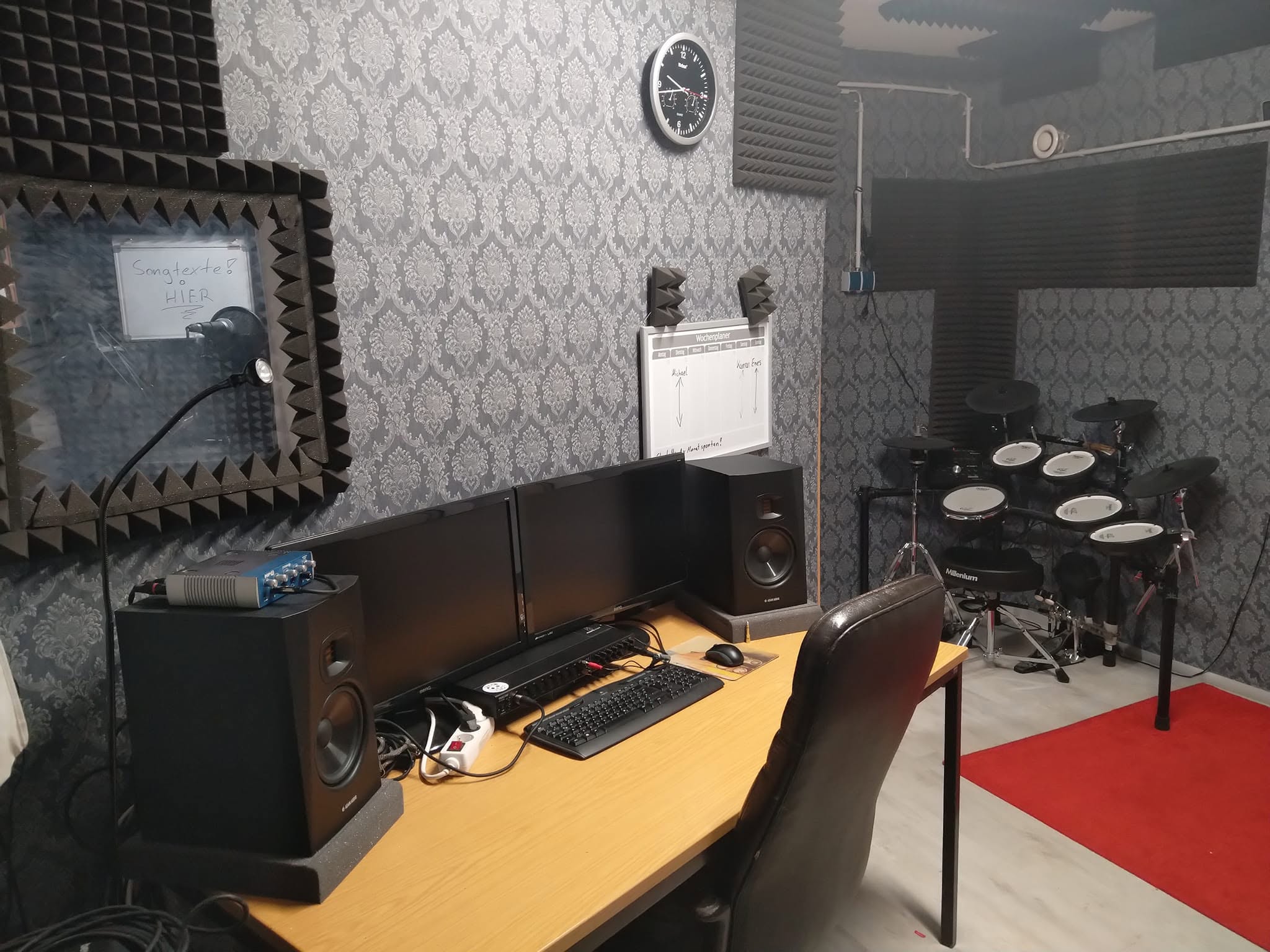 Regieraum von Progressive Records mit Studiomonitoren und Schlagzeug
